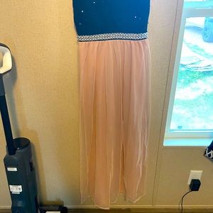 Size is small it’s peach and black long formal dress